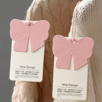 Etiquetas Colgantes Personalizadas de Lujo para Ropa, Papel Kraft con Relieve, Etiqueta Rosa de Diseño con Cordón