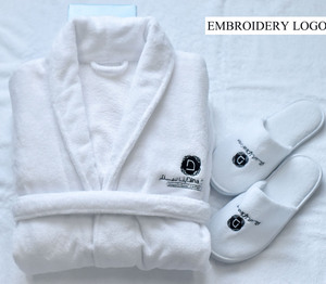 Yüksek kaliteli mercan polar bornoz lüks otel bornoz özel logo beyaz bornoz ve terlik Spa estetik özel bornoz - Product Image 3