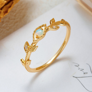 Nouvelle Arrivée Bague pour Femme en Opale Naturelle d'Australie Plaqué Or Style Japonais Vigne Luxe Léger - Product Image 1
