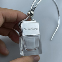 Populaire 8ml forme carrée voiture suspendu vide parfum voiture diffuseur bouteille voiture parfum bouteille en verre avec bouchon en métal FDC003