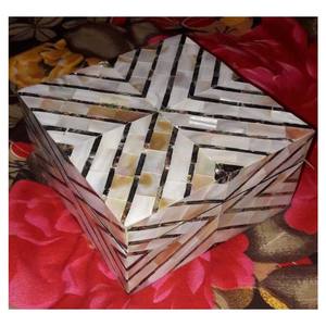 Boîte à bijoux en nacre faite à la main - Product Image 1