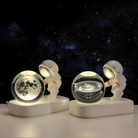 Lampe de nuit créative astronaute avec boule de cristal ciel étoilé, lampe d'ambiance décorative lumineuse de bureau, ornement personnalisé