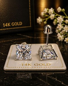 Boucles d'oreilles élégantes en or, taille princesse, carrées, avec diamants CZ et fermoir sécurisé - Product Image 1