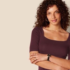 Amazon Essentials Camiseta de manga corta con cuello cuadrado y corte ajustado para mujer, top de verano transpirable de algodón - Product Image 4