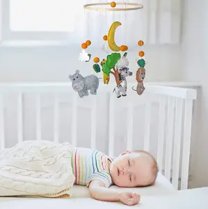 2024 새로운 제품 귀여운 생생한 나무 숲 동물 아기 침대 교수형 장난감 부드러운 인형 동물 장난감 아이