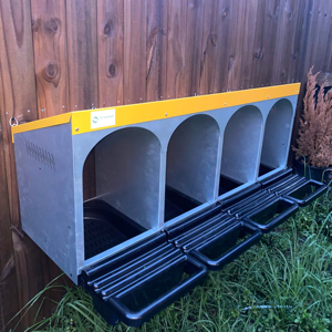 Nido para gallinas de patio trasero con 4 compartimentos, caja de puesta de huevos con bandeja de recogida de huevos de plástico para granja. - Product Image 1