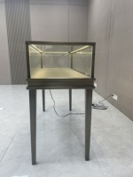 Vitrine de présentation vintage en laiton doré avec comptoir en verre haute transparence pour bijouteries et montres d'antiquités