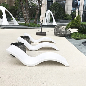 Chaise de plage en fibre de verre en forme de S, chaise longue d'extérieur pour piscine, design contemporain, dossier solide et durable, non pliable, utilisation sur sol dur - Product Image 1