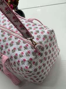Sac de voyage matelassé en coton fait main, imprimé floral gris, avec longue ceinture amovible, motif imprimé à la main, grand format, de luxe, décontracté - Product Image 2