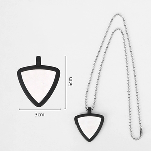 Collier porte-médiators de guitare en silicone triangulaire, disponible avec chaîne à billes / chaîne à câble / cordon en cuir - Product Image 6