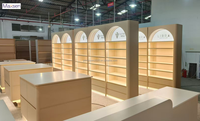 Conception d'intérieur complète pour magasin de cosmétiques sur mesure : mobilier, armoire murale LED, comptoir îlot, bureau de réception