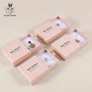 กล่องใส่เครื่องประดับแบบเลื่อนขนาด 9*9 ซม. ยี่ห้อ PUPPYSEW กล่องกระดาษแข็งใส่สร้อยคอแบบมีลิ้นชักพร้อมโลโก้ กล่องใส่ต่างหูพร้อมโลโก้ - Product Image 5