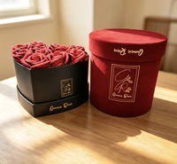 Boîtes cadeaux rondes en papier noir et velours rouge avec logo en feuille d'or, design personnalisé, matériaux recyclés, finition mate et gaufrage