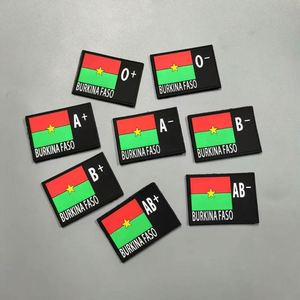 Patchs thermocollants en PVC souple 3D personnalisés avec lettres et formes de cœur pour chapeaux et vêtements - Product Image 1