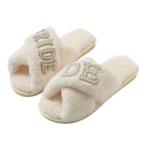 ¡Novedad de 2025! Zapatillas de felpa cruzadas con letras de perlas, bonitas zapatillas cálidas de felpa para mujer, Zapatillas de algodón para el hogar para interiores de invierno, estilo Ins - Product Image 4