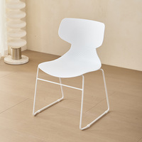 Chaises d'entraînement empilables en plastique avec dossier, polyvalentes pour les réunions, la bibliothèque, la salle à manger et la réception, design concis