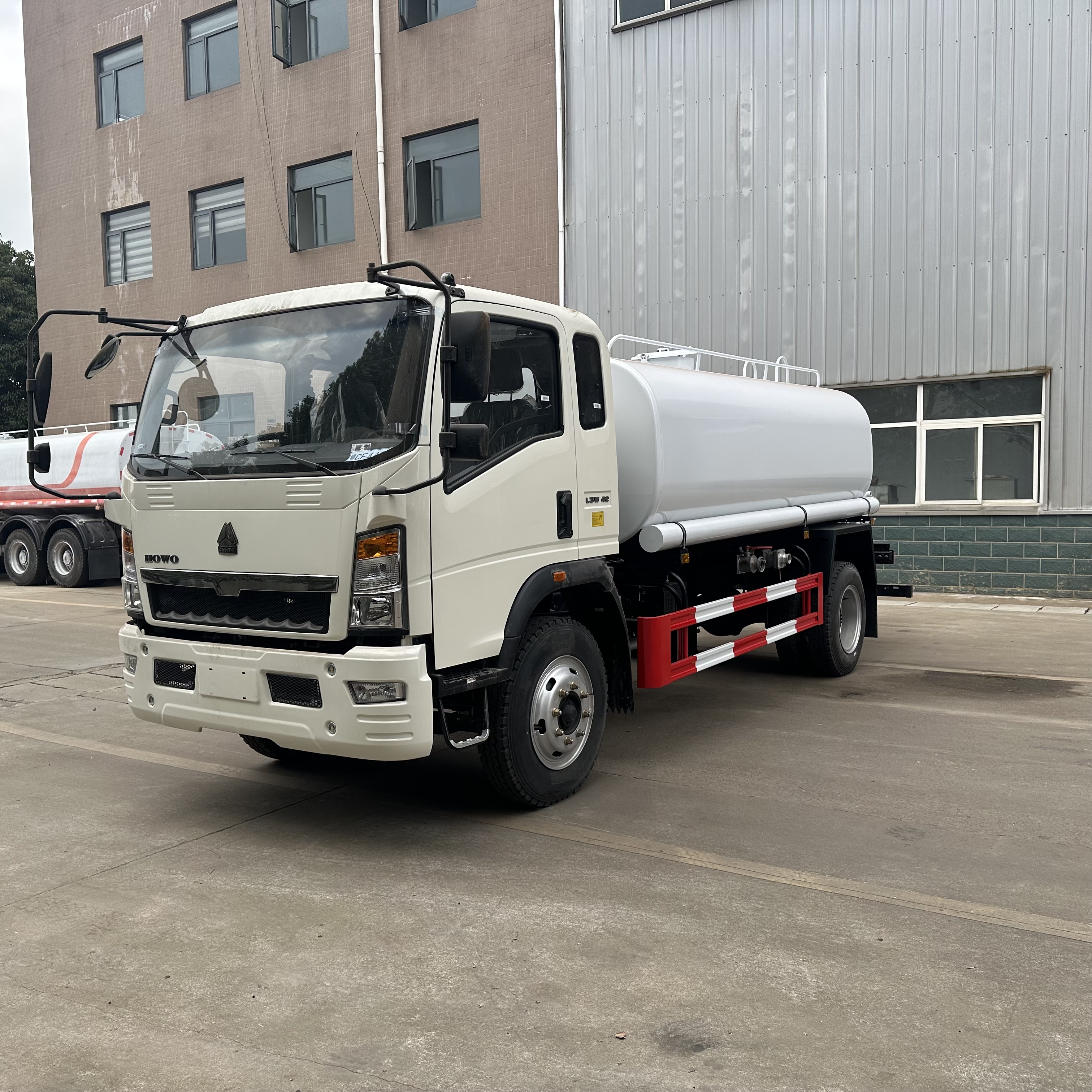 Бестселлер, бензовоз Sinotruk Howo, 6x4, 25 кубических 340 л.с., 400hp, бензовоз