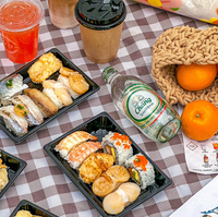 HYX-1103 Wegwerp PET 0,43 mm dikke zwarte sushibox voedselverpakking met anti-condens deksel voor salade, broodjes, brood, rond en vierkant met lipje