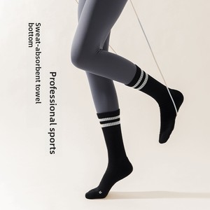 Chaussettes de sport professionnelles ODM pour femmes, sans couture, antidérapantes, en coton éponge, pour marathon, basketball, fitness, <span class=keywords><strong>badminton</strong></span> - Product Image 4