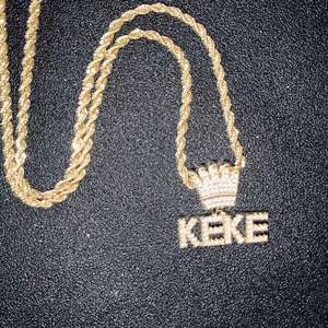 Collana con Ciondolo Personalizzato per <span class=keywords><strong>Bambini</strong></span> in Ottone Placcato Oro con Lettere Piccole, Design a Corona, Catena a Corda e Zirconi Scintillanti - Product Image 1