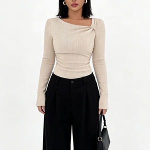 Haut côtelé asymétrique froncé à col asymétrique pour femme - T-shirt court ajusté à manches longues tendance - Product Image 2