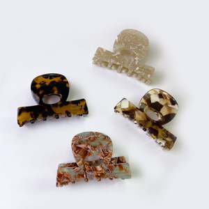 Pince à cheveux carrée creuse en acétate ambre, motif géométrique simple, accessoires capillaires rétro exquis en acide acétique pour fille - Product Image 1