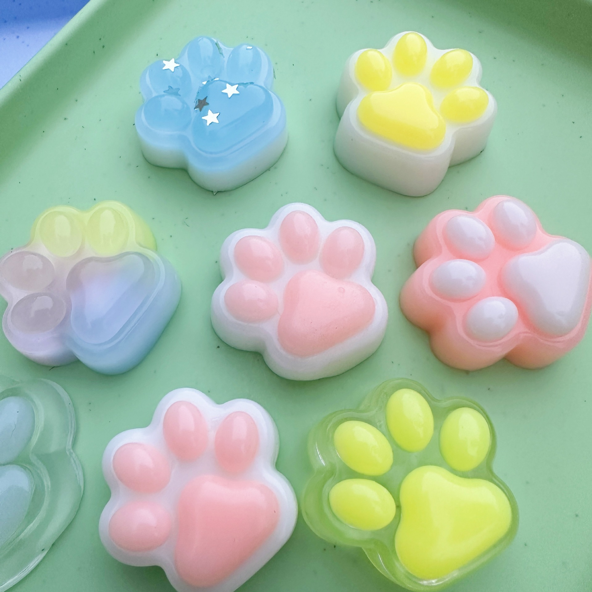 Uña de gato, nariz pequeña, colores mezclados.