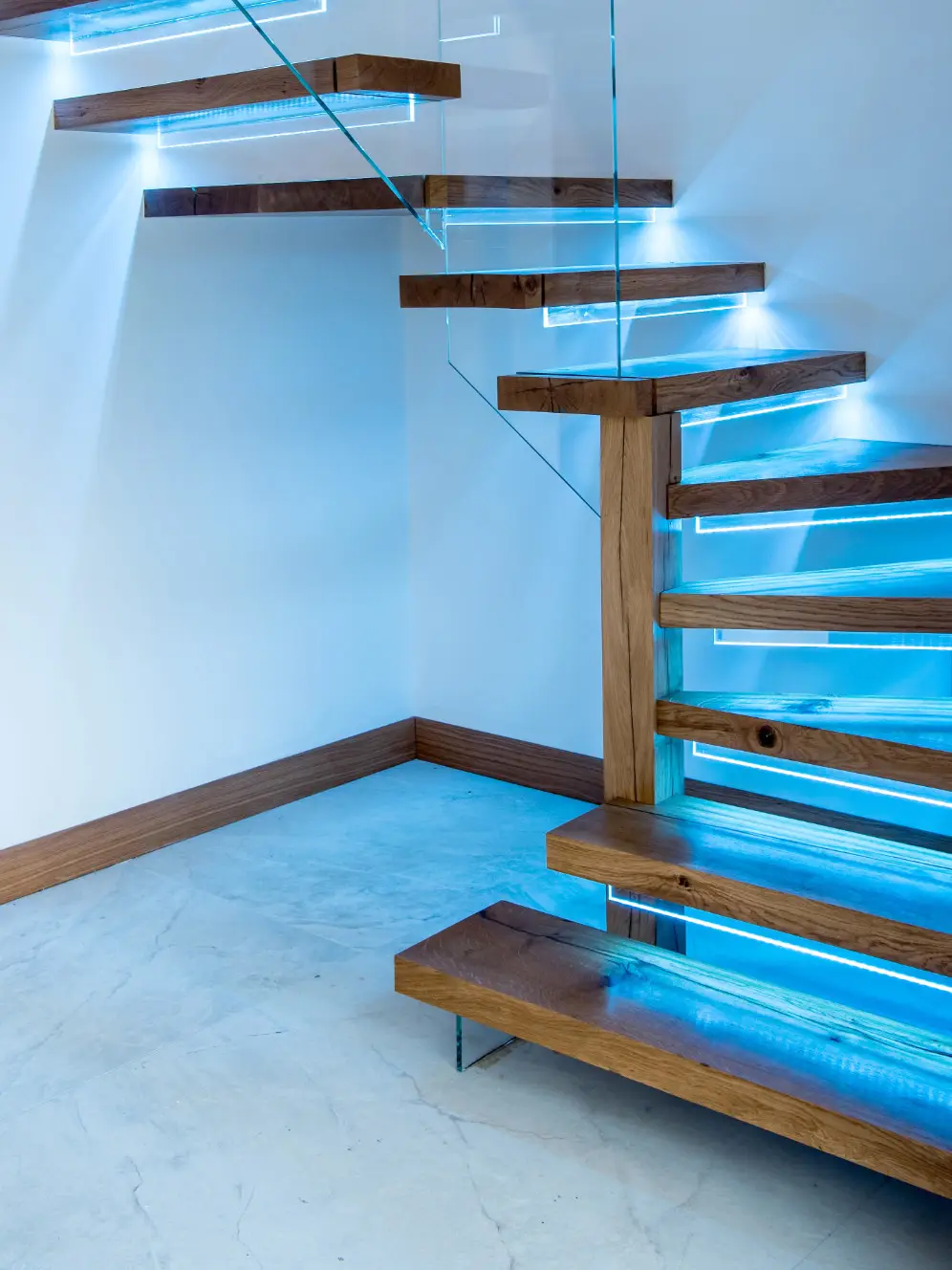 無垢材のトレッドを備えたECT屋内モダンデザインフローティング階段