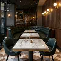 Ensemble de mobilier moderne pour hôtel, café et restaurant : table carrée en marbre, banquette en cuir, table et chaises