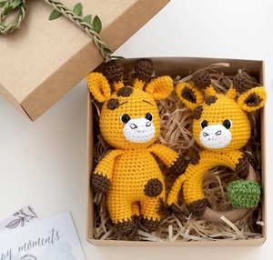 Jouets girafe couleur jaune en crochet à la main avec logo personnalisé et étiquette avec <span class=keywords><strong>yeux</strong></span> <span class=keywords><strong>de</strong></span> sécurité mignons Hochets <span class=keywords><strong>pour</strong></span> enfants en coton lait <span class=keywords><strong>Amigurumi</strong></span> - Product Image 1
