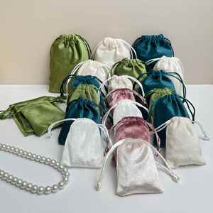 Sac en velours personnalisé avec cordon de serrage pour le rangement de bijoux, sac en velours avec cordon de serrage - Product Image 1