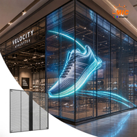 Écran LED transparent P3.91-7.82, vitrine LED pour magasin de sport, vitrine d'angle, mur vidéo LED en verre pour la vente au détail