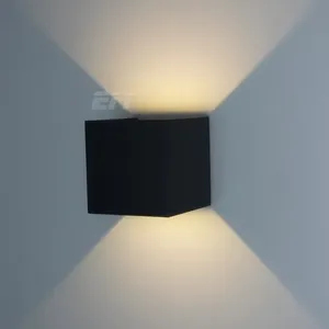 Lampada da Parete LED Quadrata Moderna 12W, Luce Bianca Calda 3000K, Impermeabile IP65, in Alluminio per Uso Esterno - Product Image 4