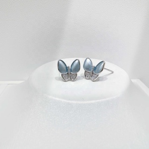 Pendientes de tuerca de latón con baño de rodio y esmalte azul, diseño de flor y mariposa texturizada, elegantes y económicos para uso diario, para mujer. - Product Image 3
