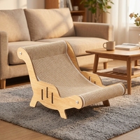 Arbre à chat moderne et écologique avec structure en bois et griffoir en carton ondulé pour usage intérieur
