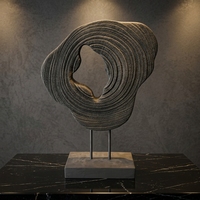 Sculpture Abstraite en Bois Organique Gris Foncé à Texture Ondulée Forme Irrégulière Art Déco Nature Morte Décoration de Table de Bureau ou de Galerie