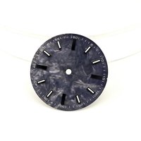 Impression de logo sur mesure sur disque de montre avec texture carbone, cadran de montre avec luminescence verte dans le noir pour montre.