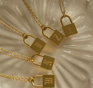 Collana con Ciondolo a Forma di Lucchetto d'Amore in Acciaio Inossidabile Placcato Oro 18k con Catena Trendy per Anniversario - Product Image 1