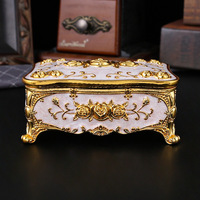 Boîte décorative vintage européenne en alliage de zinc avec motif rose en relief, ornement de bureau, boîte de rangement, décoration de mariage, décoration de la maison, cadeau