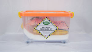 Kit anti-déversement d'hydrocarbures Compact SABER 10 litres avec boîte transparente, réponse rapide, kit de nettoyage des déversements uniquement, avec boîte transparente pour les petites fuites en atelier - Product Image 2