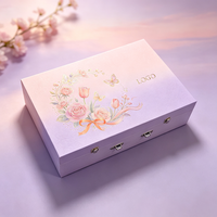 Boîte cadeau de luxe violette et rose à motifs floraux et papillons, boîte rigide à rabat avec logo personnalisé et fermoir métallique, emballage cadeau pour cosmétiques et soins de la peau