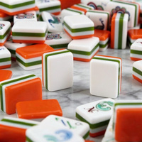 Jeu de Mahjong Américain de Luxe en Acrylique OEM avec Tuiles Gravées, Conception à Quatre Couches, Supports Magnétiques Portables pour Cartes et Plateaux