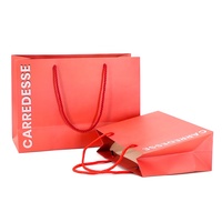 Sacs cadeaux en papier kraft rouge personnalisés avec logo imprimé et poignées en corde de coton pour emballage de boutiques et vente en gros