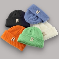 Bonnet unisexe en polyester tricoté côtelé avec revers, épais et chaud, protection auditive, style hip-hop, avec patch lettre, pour l'hiver et le froid, fabrication usine