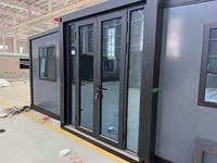 Maison conteneur modulaire préfabriquée en kit à effet bois avec grande fenêtre vitrée pour bureau de chantier et dortoir du personnel