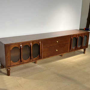 Meuble TV de salon en bois massif, style rétro mi-siècle, avec portes à panneaux surélevés et centre de divertissement à rabat - Product Image 1