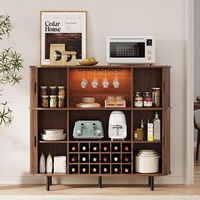 Mueble Bar de Lujo de Madera Acanalado Estilo Mid-Century con Estante para Vinos, Luces RGB, Enchufe y Soporte para Copas para el Hogar