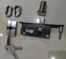 Serrure de porte inférieure pour portes en verre pliantes sans cadre Système de boulons de serrure de porte en verre à deux volets