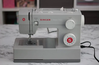 Machine à coudre SINGER Heavy Duty 4423, machine à point droit robuste à aiguille simple, machine à coudre portable pour la maison