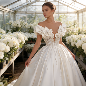 プラスサイズのフランスのオートクチュールウェディングドレス |   深いVネックと3Dフラワーが特徴のカテドラルトレインガウン - Product Image 2